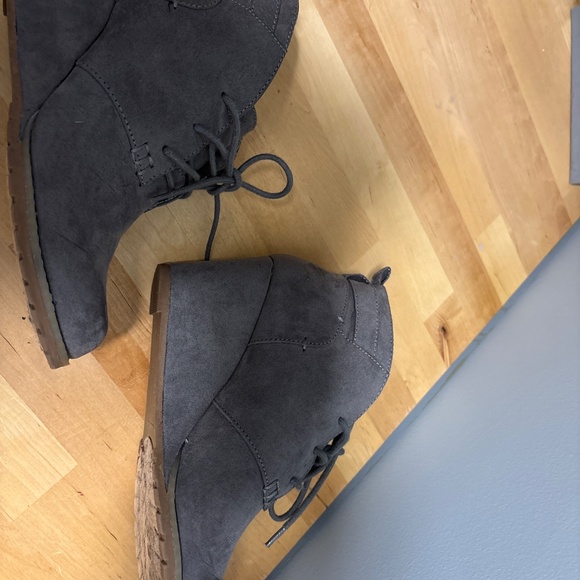 Gray Suede boots - Picture 5 of 6